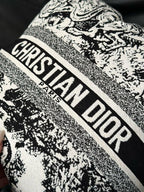 限量，售完即止🌸Dior VIP gift cushion動物園圖案抱枕 | 預訂約4-6星期