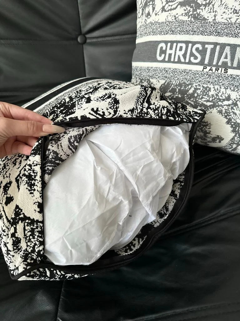 限量，售完即止🌸Dior VIP gift cushion動物園圖案抱枕 | 預訂約4-6星期