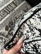 限量，售完即止🌸Dior VIP gift cushion動物園圖案抱枕 | 預訂約4-6星期