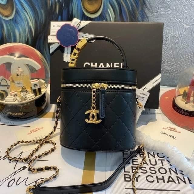 🌸CHANEL VVIP GIFT 珍珠字母黑色水桶包 | 預訂約4-5星期