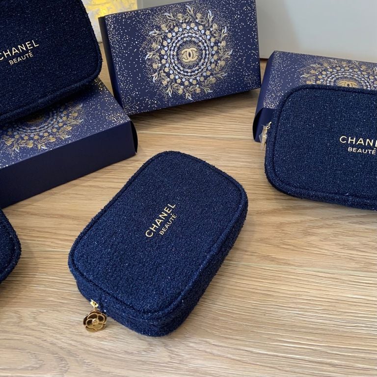 【24小時網站自助下單】🌸Chanel 🌠聖誕節限定化妝包 | 預訂約4-6星期