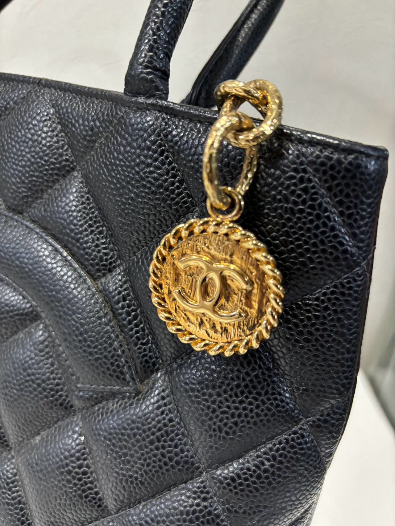 💫日本中古品代購 🌸Chanel 黑金荔枝皮希爾頓 100%正品 | 預訂約2-3星期(pm報價)