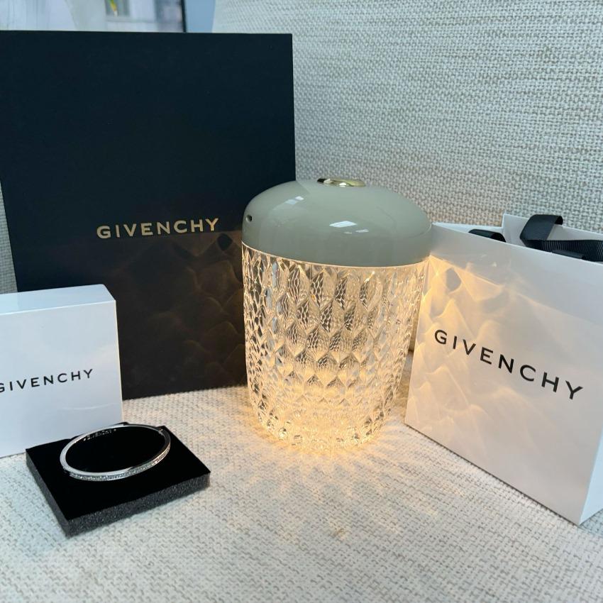 供應商現貨 最後4️⃣2️⃣ 週末到貨🌸🌟🌟GIVENCHY專櫃贈品燈禮盒+仿鑽手鈪一套 | 預訂 到貨後逢星期一，三返倉執貨 其後約3-5個工作天寄出