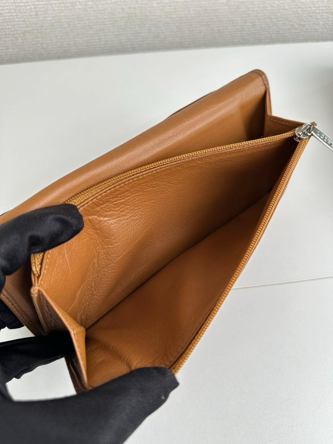 🌸日本中古品代購 LOEWE羅意威雙折長款錢包駝色棕色Anagram標志Nappa皮革 | 預訂約2-3星期