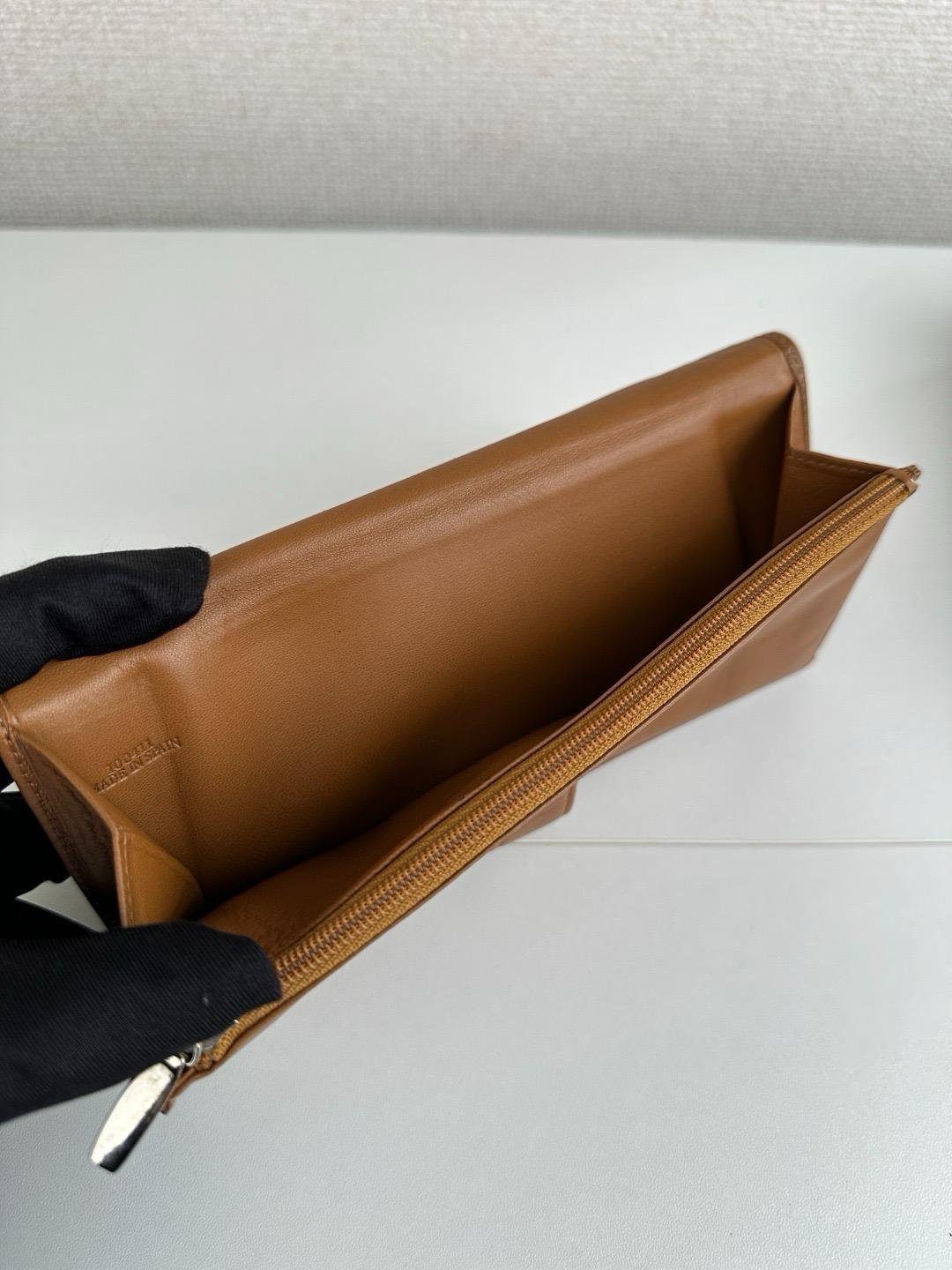 🌸日本中古品代購 LOEWE羅意威雙折長款錢包駝色棕色Anagram標志Nappa皮革 | 預訂約2-3星期