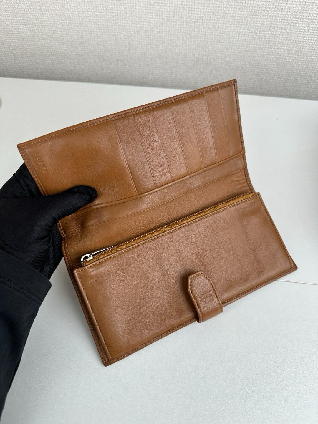 🌸日本中古品代購 LOEWE羅意威雙折長款錢包駝色棕色Anagram標志Nappa皮革 | 預訂約2-3星期