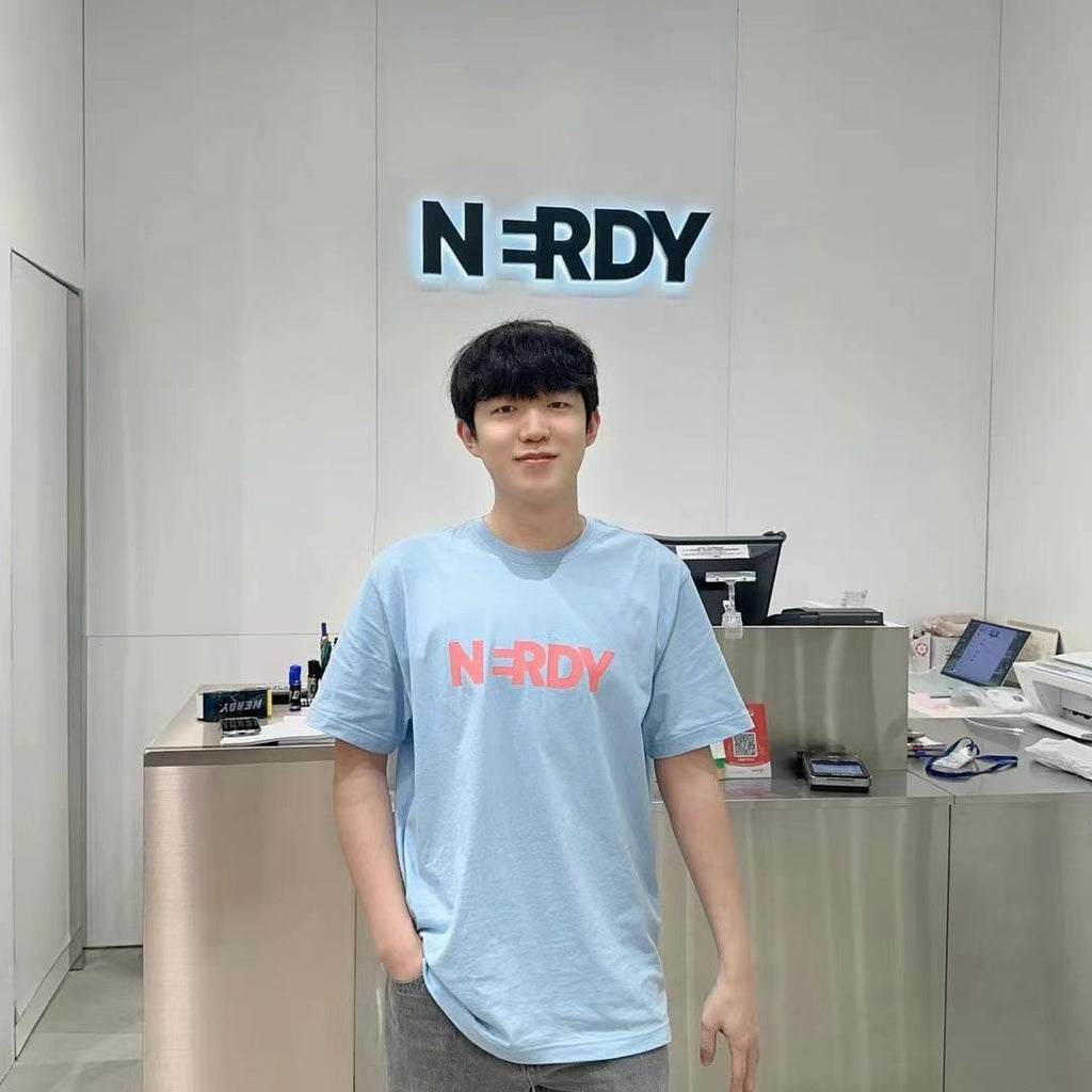 10/5截🌸💥NERDY韓國專門店/免稅店 2025年新款上市 折扣優惠 新款Tee | 預訂 截單後約3-4星期(自行備註顏色及尺寸)