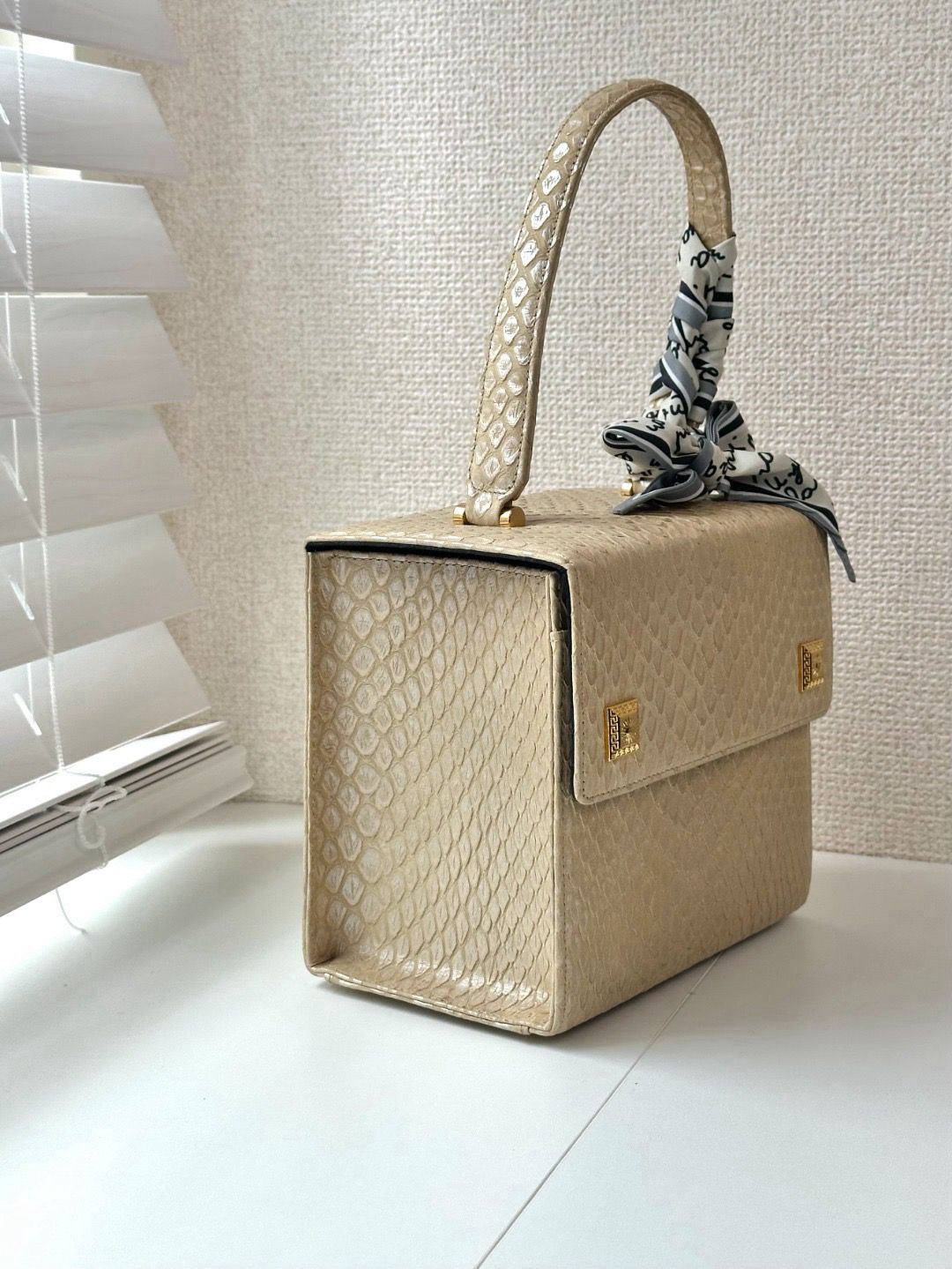 🌸日本中古品代購【稀有】VERSACE 范思哲化妝包壓紋皮革手提包 | 預訂約2-3星期