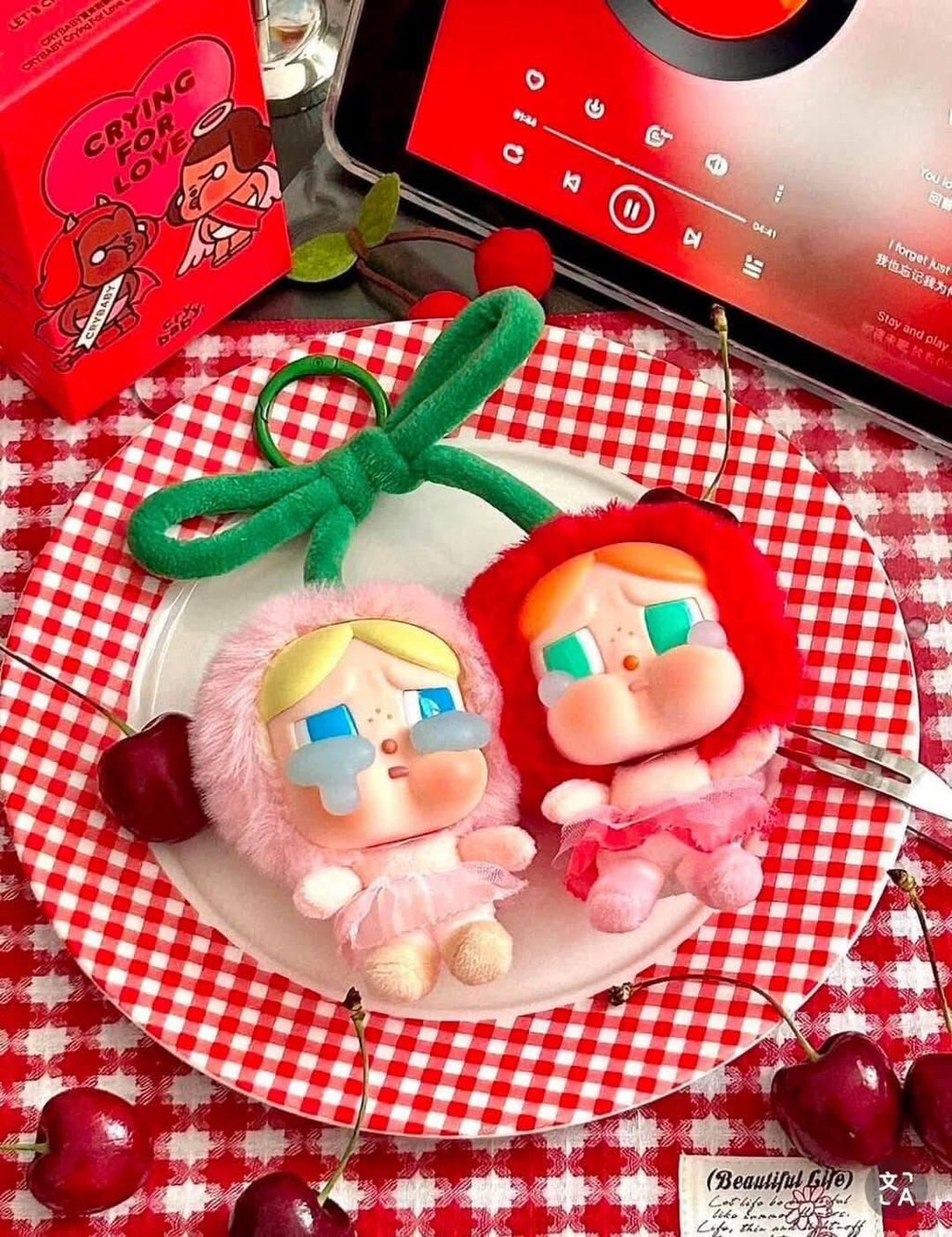 9/5截🌸CRYBABY愛神的眼淚系列-搪膠毛絨吊卡（甜在一起）車厘子款🍒 | 預訂約5月尾至6月初