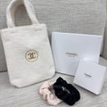 🌸限時優惠💥💥💥💥Chanel Beauty絨毛手拿袋 x 髮圈套裝 | 預訂 請先查詢貨期 娉婷貿易公司 Exquisite Beauty Trading Company