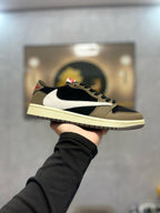 🌸AJ1倒勾Travis Scott x Air Jordan 1 ” Reverse Mocha “ AJ1喬1 TS 閃電 聯名倒鈎 低幫文化籃球鞋#黑+灰+白 | 預訂約3-4星期(自行備註尺寸)