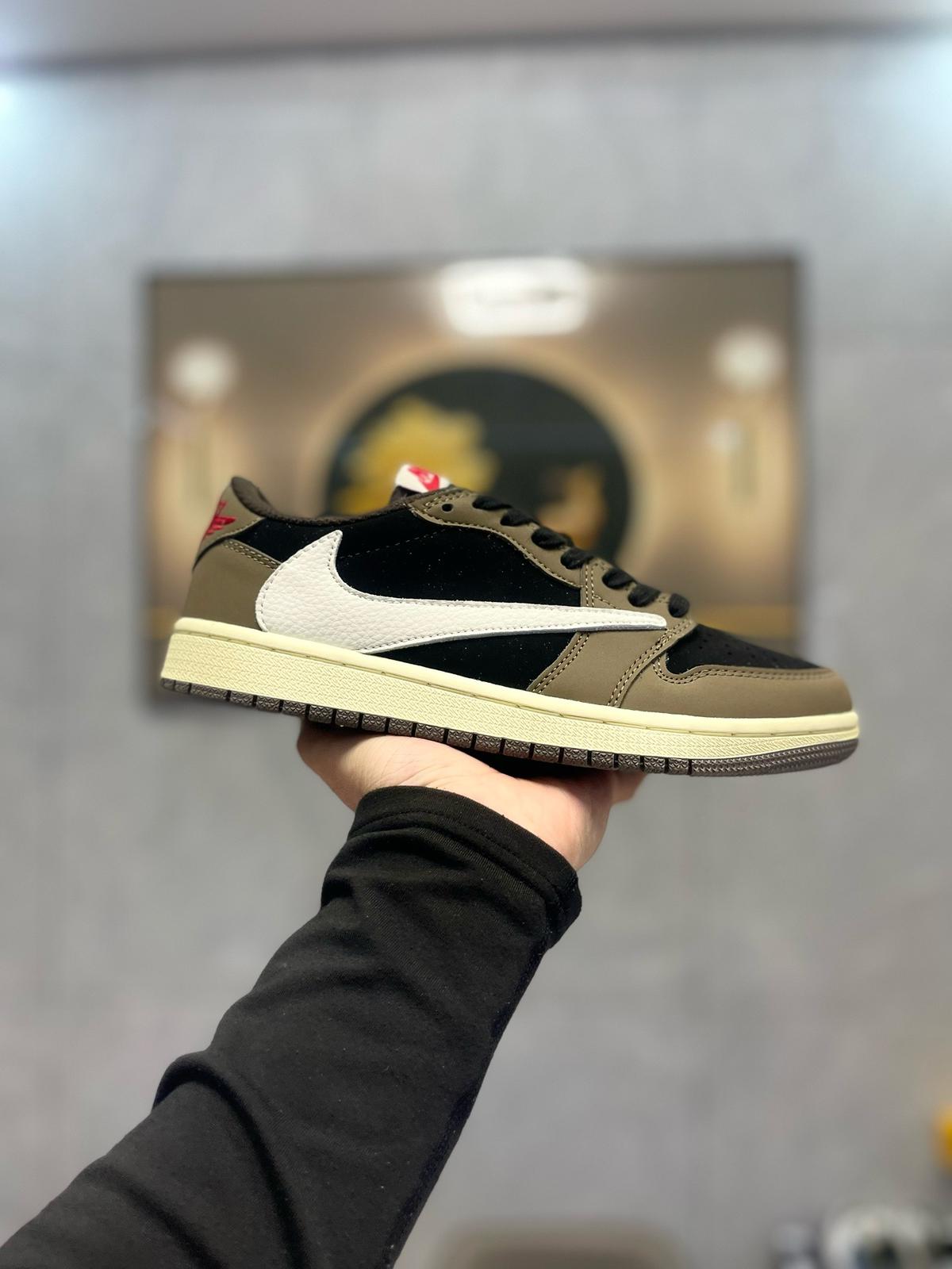 🌸AJ1倒勾Travis Scott x Air Jordan 1 ” Reverse Mocha “ AJ1喬1 TS 閃電 聯名倒鈎 低幫文化籃球鞋#黑+灰+白 | 預訂約3-4星期(自行備註尺寸)