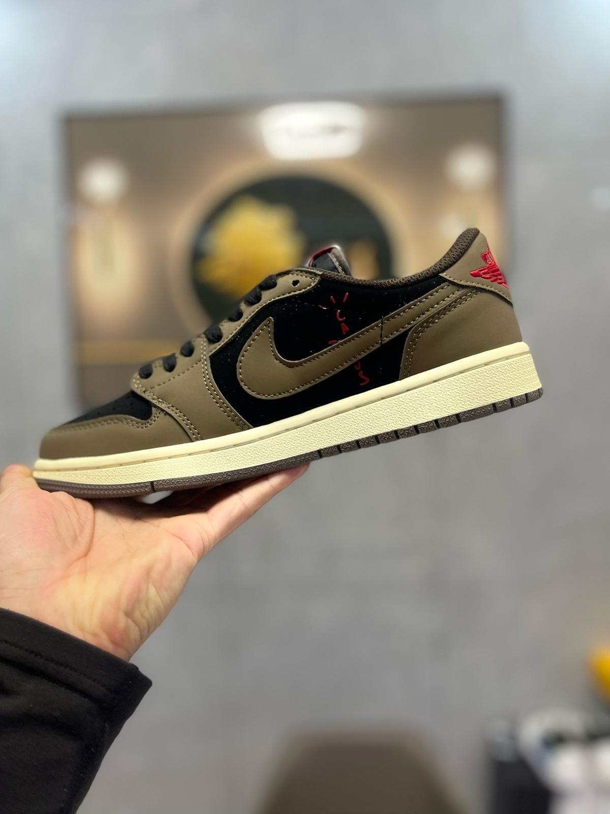 🌸AJ1倒勾Travis Scott x Air Jordan 1 ” Reverse Mocha “ AJ1喬1 TS 閃電 聯名倒鈎 低幫文化籃球鞋#黑+灰+白 | 預訂約3-4星期(自行備註尺寸)