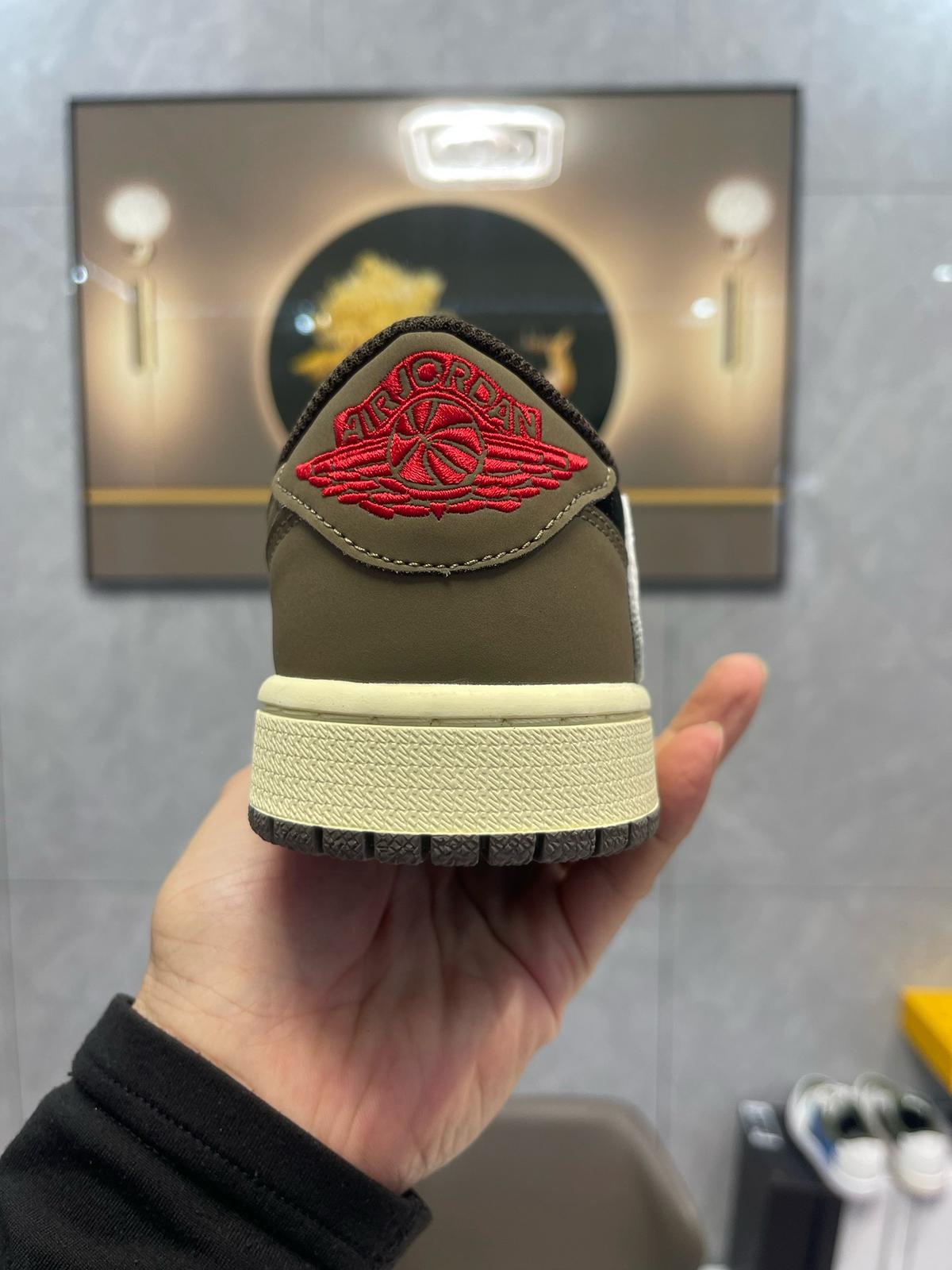 🌸AJ1倒勾Travis Scott x Air Jordan 1 ” Reverse Mocha “ AJ1喬1 TS 閃電 聯名倒鈎 低幫文化籃球鞋#黑+灰+白 | 預訂約3-4星期(自行備註尺寸)