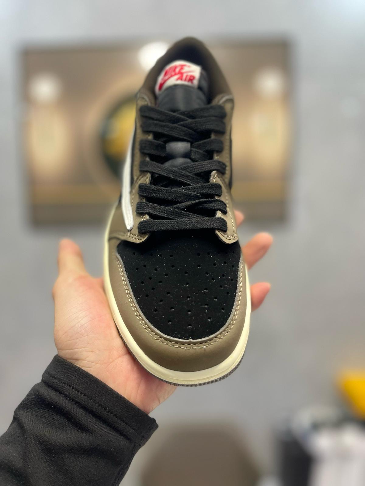 🌸AJ1倒勾Travis Scott x Air Jordan 1 ” Reverse Mocha “ AJ1喬1 TS 閃電 聯名倒鈎 低幫文化籃球鞋#黑+灰+白 | 預訂約3-4星期(自行備註尺寸)
