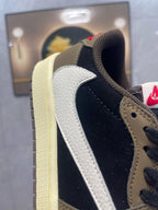 🌸AJ1倒勾Travis Scott x Air Jordan 1 ” Reverse Mocha “ AJ1喬1 TS 閃電 聯名倒鈎 低幫文化籃球鞋#黑+灰+白 | 預訂約3-4星期(自行備註尺寸)