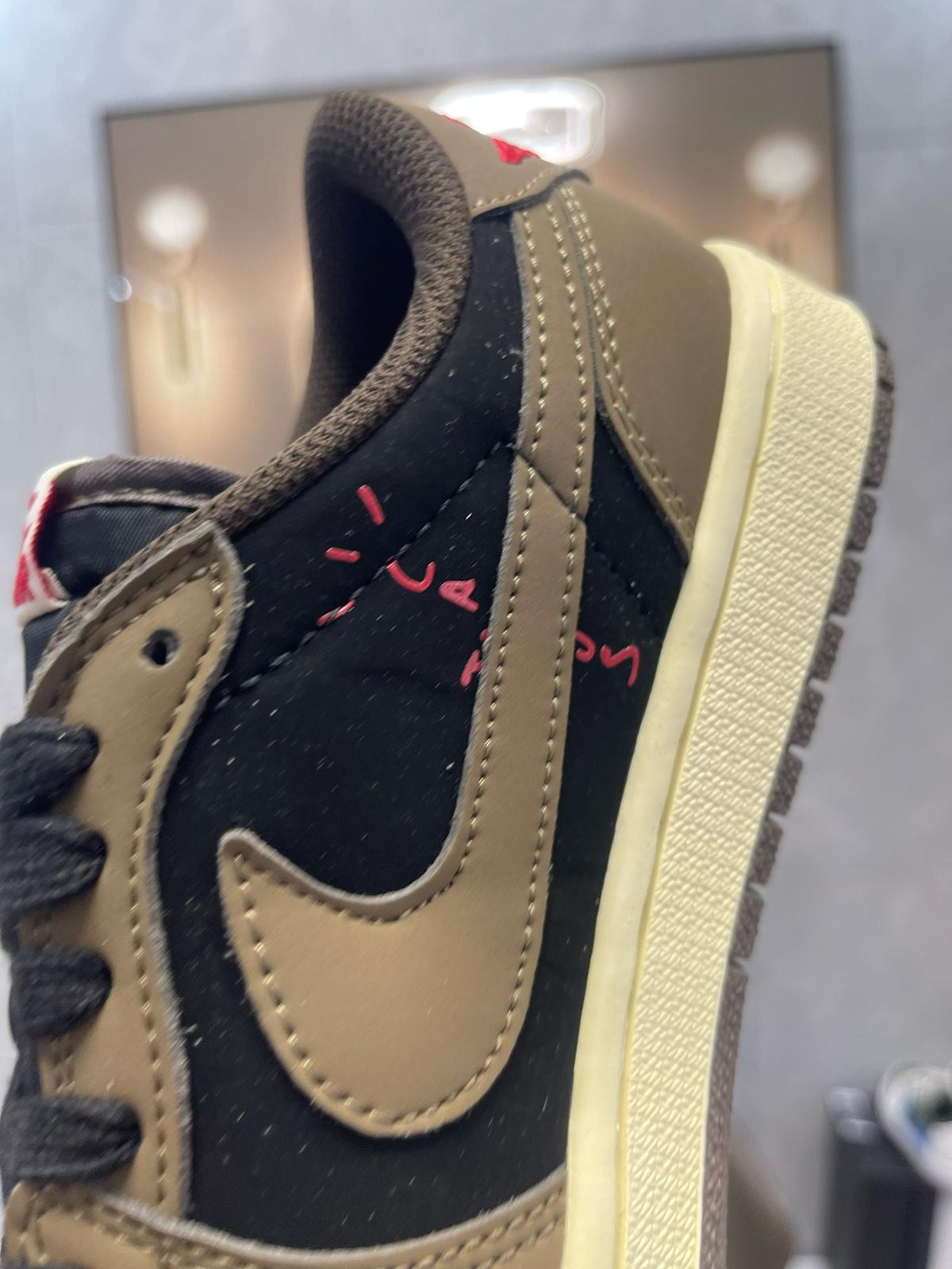 🌸AJ1倒勾Travis Scott x Air Jordan 1 ” Reverse Mocha “ AJ1喬1 TS 閃電 聯名倒鈎 低幫文化籃球鞋#黑+灰+白 | 預訂約3-4星期(自行備註尺寸)