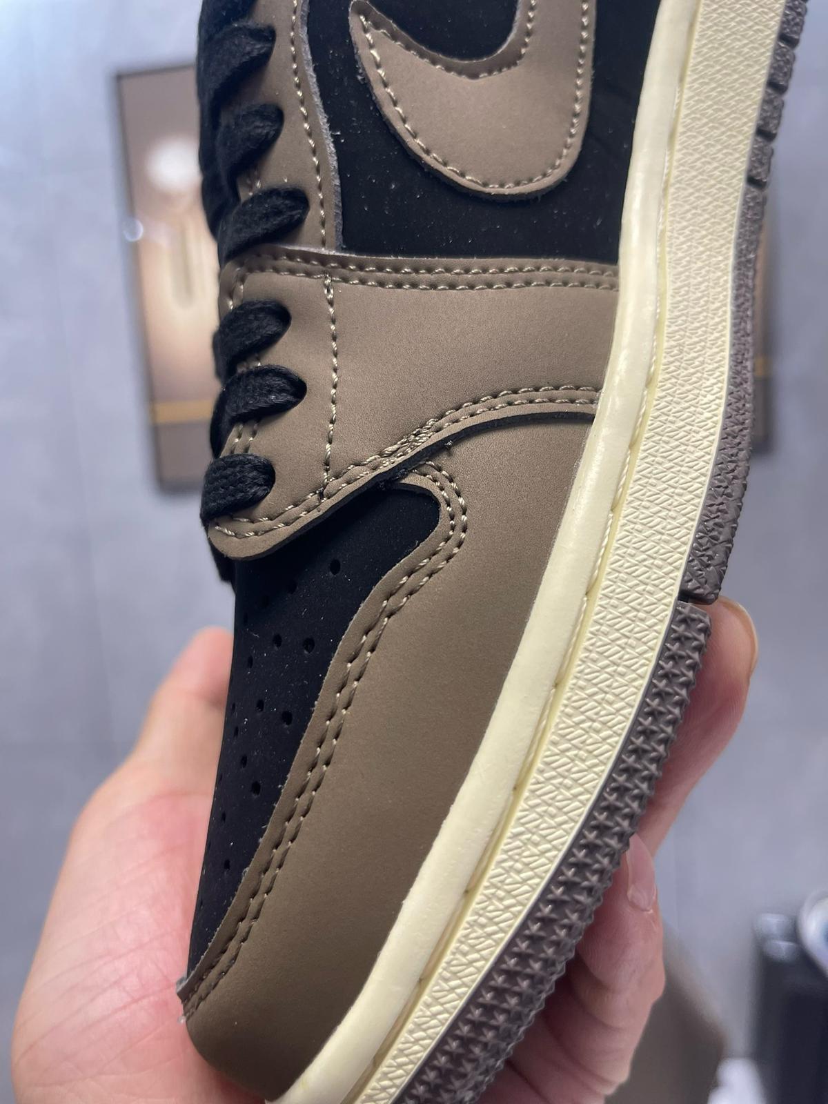 🌸AJ1倒勾Travis Scott x Air Jordan 1 ” Reverse Mocha “ AJ1喬1 TS 閃電 聯名倒鈎 低幫文化籃球鞋#黑+灰+白 | 預訂約3-4星期(自行備註尺寸)