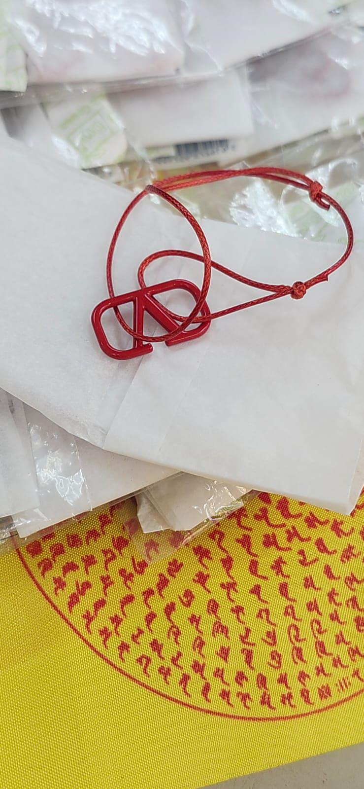 現貨✅數量:40條🌸Valentino限量V logo紅繩 (專櫃) | 落單後約5-7個工作天寄出