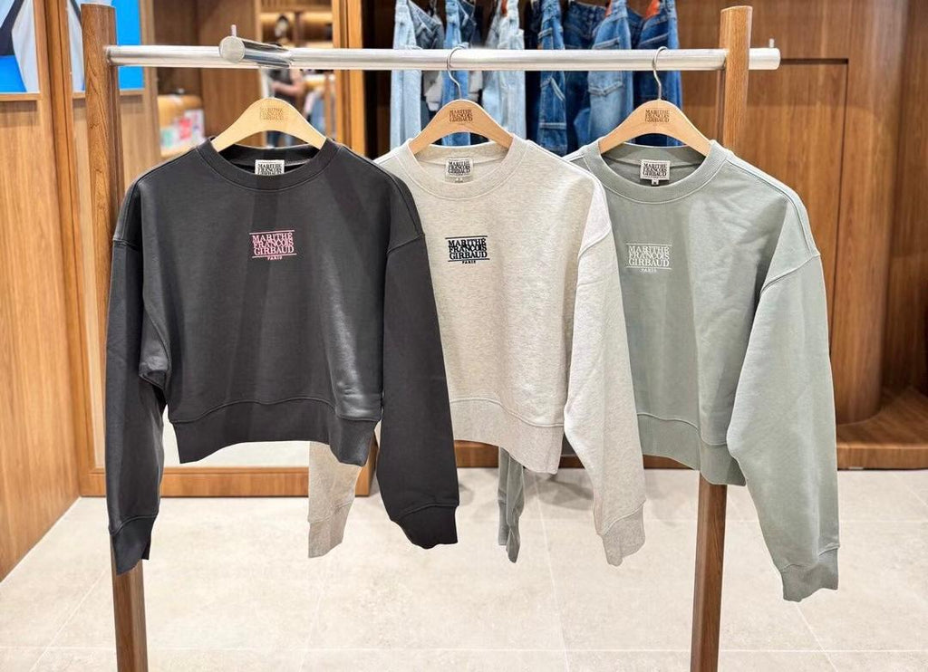 30/10/2025截🌸MARITHE FRANCOIS GIRBAUD 韓國專門店/免稅店 2025年秋冬 最新款衛衣外套系列 折扣優惠‼️W CLASSIC 大細 LOGO CROP SWEATSHIRT‼️新款靚靚女裝衛衣‼️ | 預訂約3-4星期