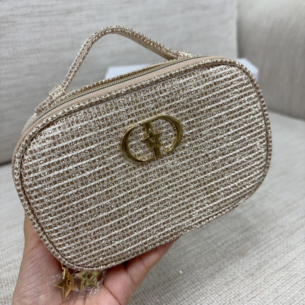 售完即止🌸‼搶先預訂‼香港優先獨家預購‼‼🌟🌟2025最新款DIOR Beauty化妝袋誘惑煥彩潤唇膏包安裝連金鏈120cm套裝 - # 006 Berry | 預訂約11月尾至12月初