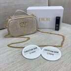 售完即止🌸‼搶先預訂‼香港優先獨家預購‼‼🌟🌟2025最新款DIOR Beauty化妝袋誘惑煥彩潤唇膏包安裝連金鏈120cm套裝 - # 006 Berry | 預訂約11月尾至12月初