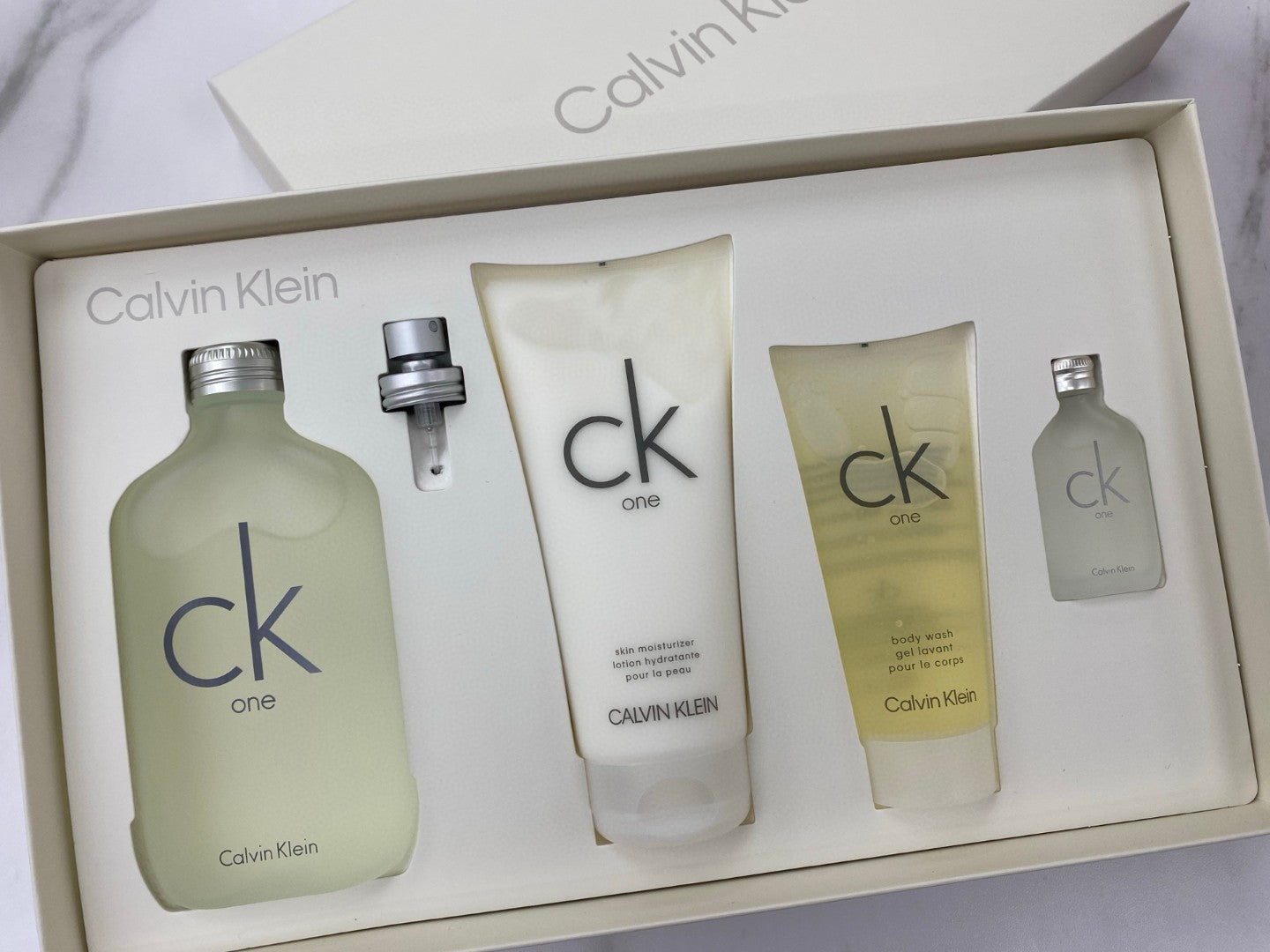供應商現貨🌸免稅正品 Calvin Klein CK one Eau De Toilette Ck one 淡香水4件套(淡香水200ml+身體乳200ml+沐浴露100ml+淡香水15ml) | 預訂 逢星期一，三返倉執貨 其後約3-5個工作天寄出