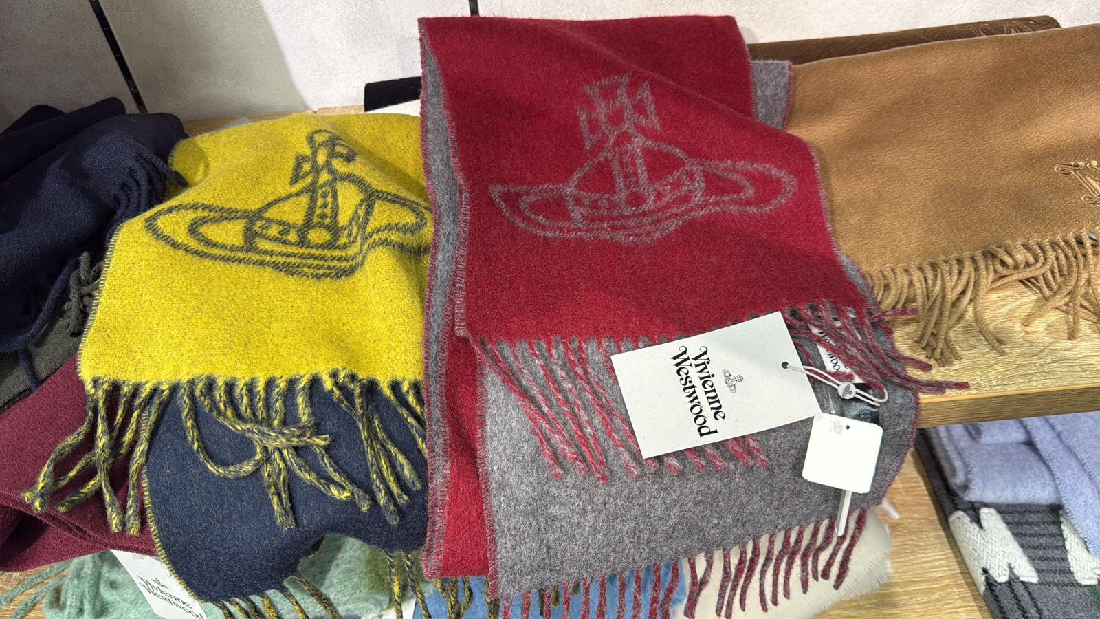 11月12日準時截單‼️‼️不設加單‼️‼️🌸🇯🇵日本直送🇯🇵 靚到咁呀《日本快閃只限2天》Vivienne Westwood 頸巾連線優惠 100%wool | 預訂約12月中至尾