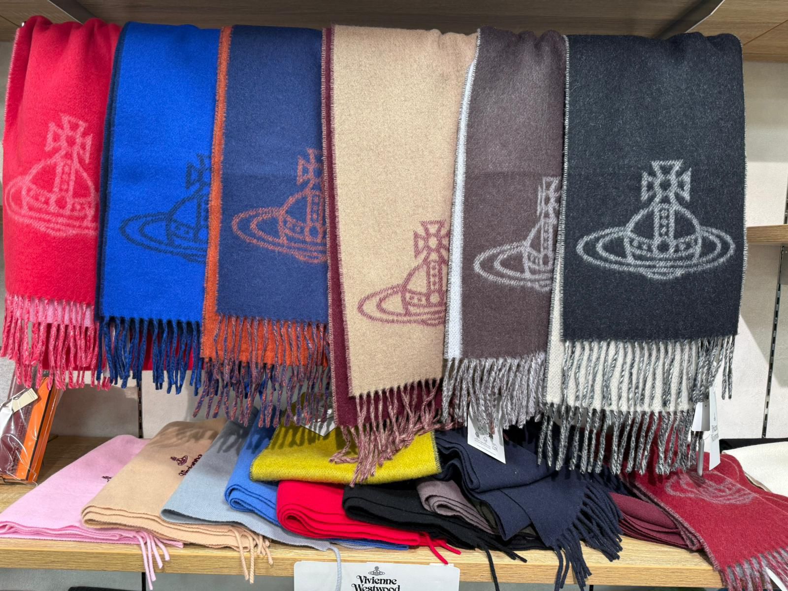 11月12日準時截單‼️‼️不設加單‼️‼️🌸🇯🇵日本直送🇯🇵 靚到咁呀《日本快閃只限2天》Vivienne Westwood 頸巾連線優惠 100%wool | 預訂約12月中至尾