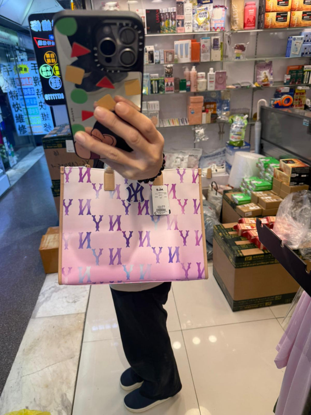 11月30日截🌸❤️突發11月限時特價再折韓國🇰🇷MLB韓國專門店/免稅店 漸層字母圖案塗層帆布大號手提包 NY Tote Bag 平時過千🈹靚料2用袋可側咩可斜咩 | 預訂約3-4星期