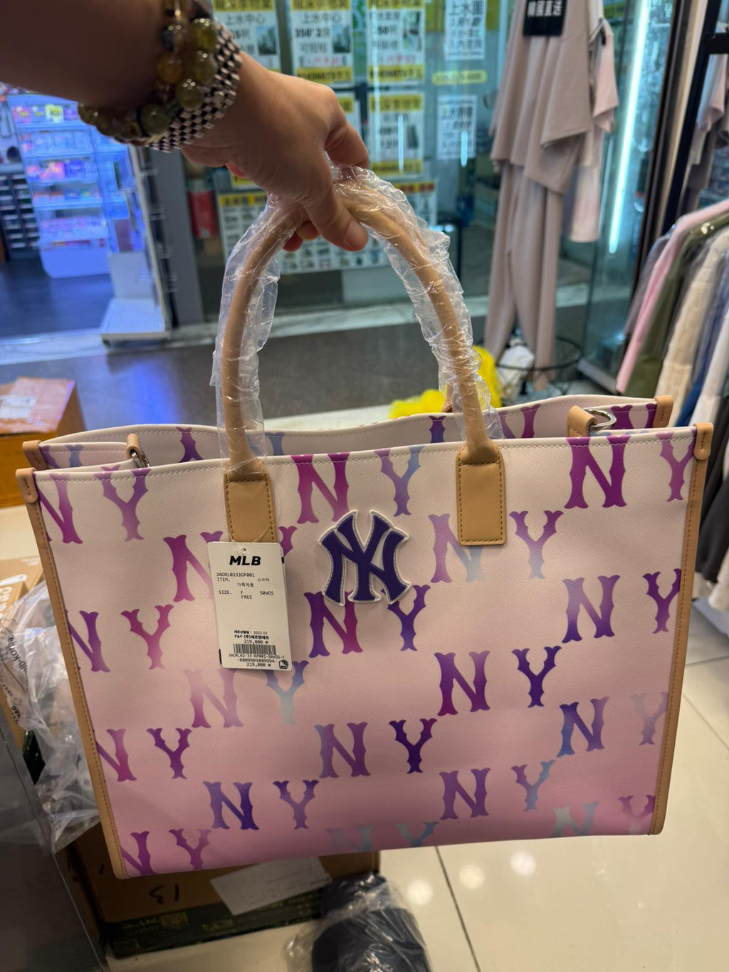 11月30日截🌸❤️突發11月限時特價再折韓國🇰🇷MLB韓國專門店/免稅店 漸層字母圖案塗層帆布大號手提包 NY Tote Bag 平時過千🈹靚料2用袋可側咩可斜咩 | 預訂約3-4星期