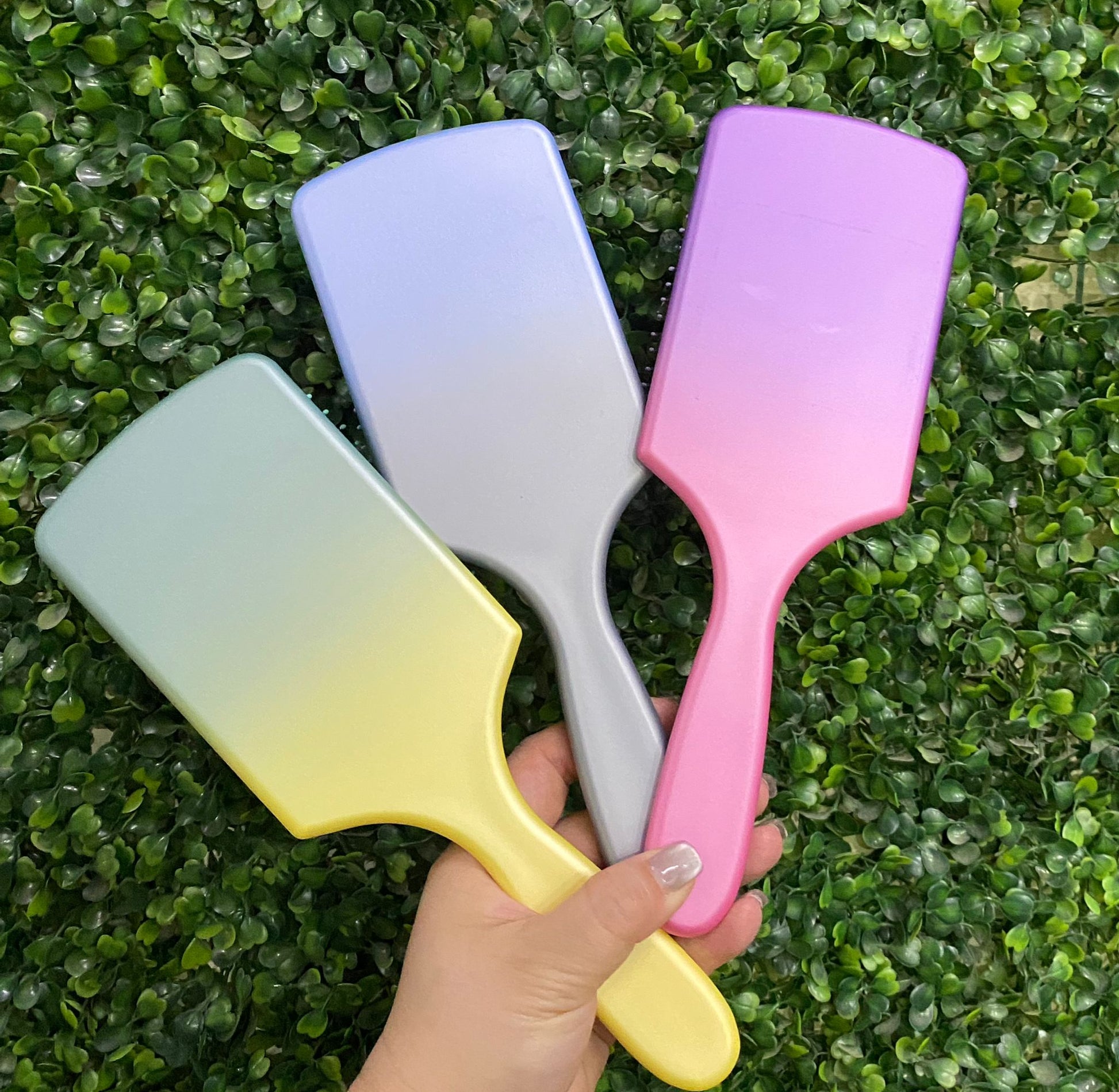 現貨🌸晚安電視 Be Silky✨ 瞬間擁有絲綢般柔順秀髮！「馬卡龍氣墊按摩梳」✨顏色隨機出 | 落單後約3-5個工作天寄出