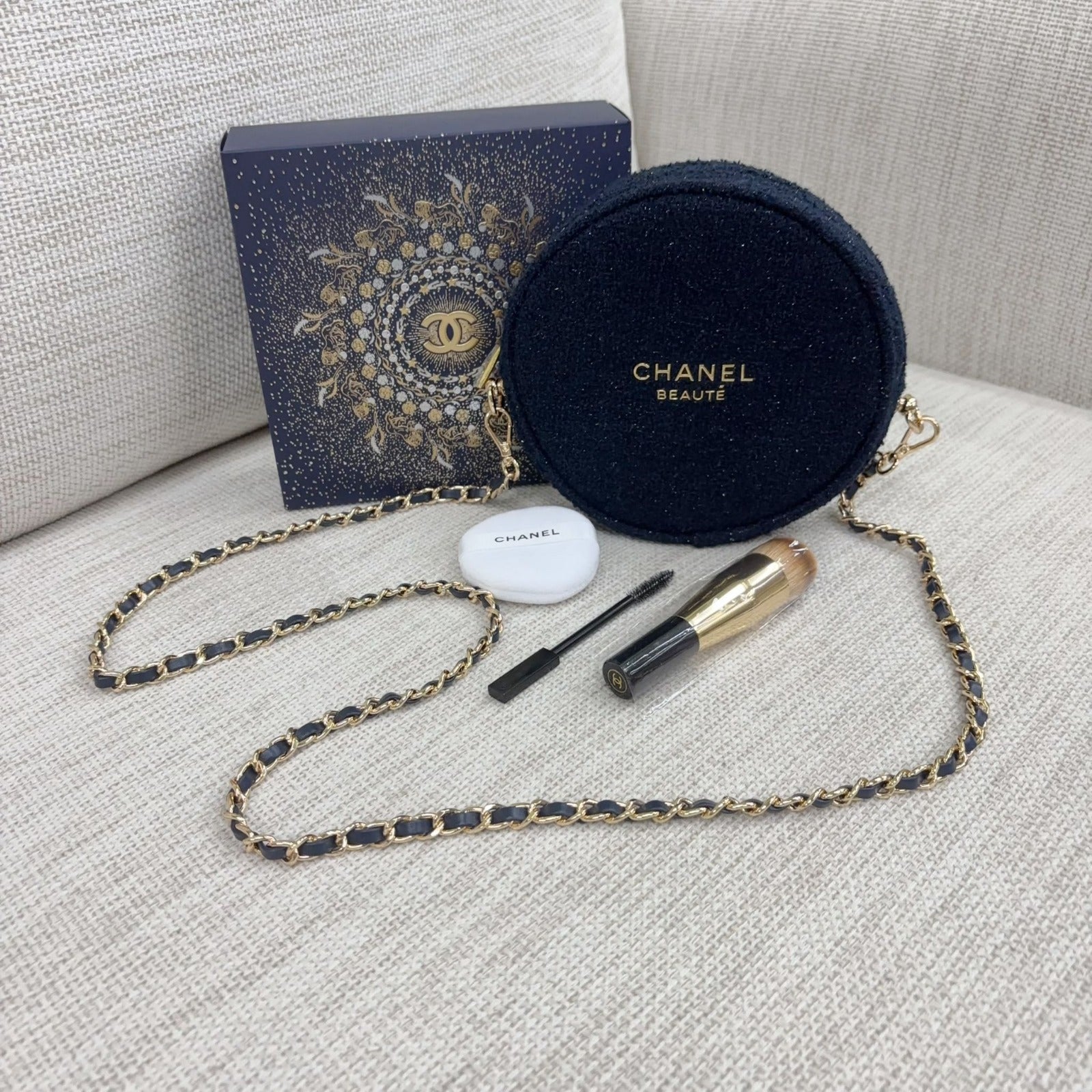 供應商現貨🔥最後3️⃣0️⃣套💕🌸Chanel Beauty 2025年最新款聖誕圓形化妝袋扮靚套裝 | 預訂 逢星期一，三返倉執貨 其後約3-5個工作天寄出