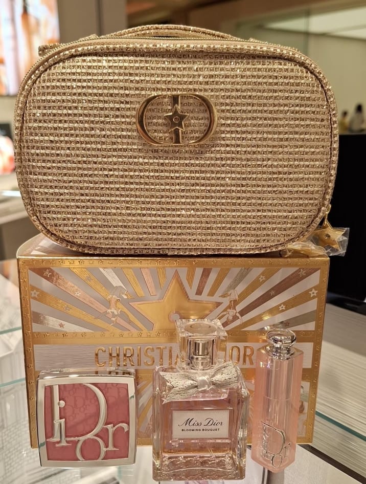 供應商現貨 只有幾套🌸香港專櫃 Dior聖誕香水套裝 | 預訂 逢星期一，三返倉執貨 其後約3-5個工作天寄出