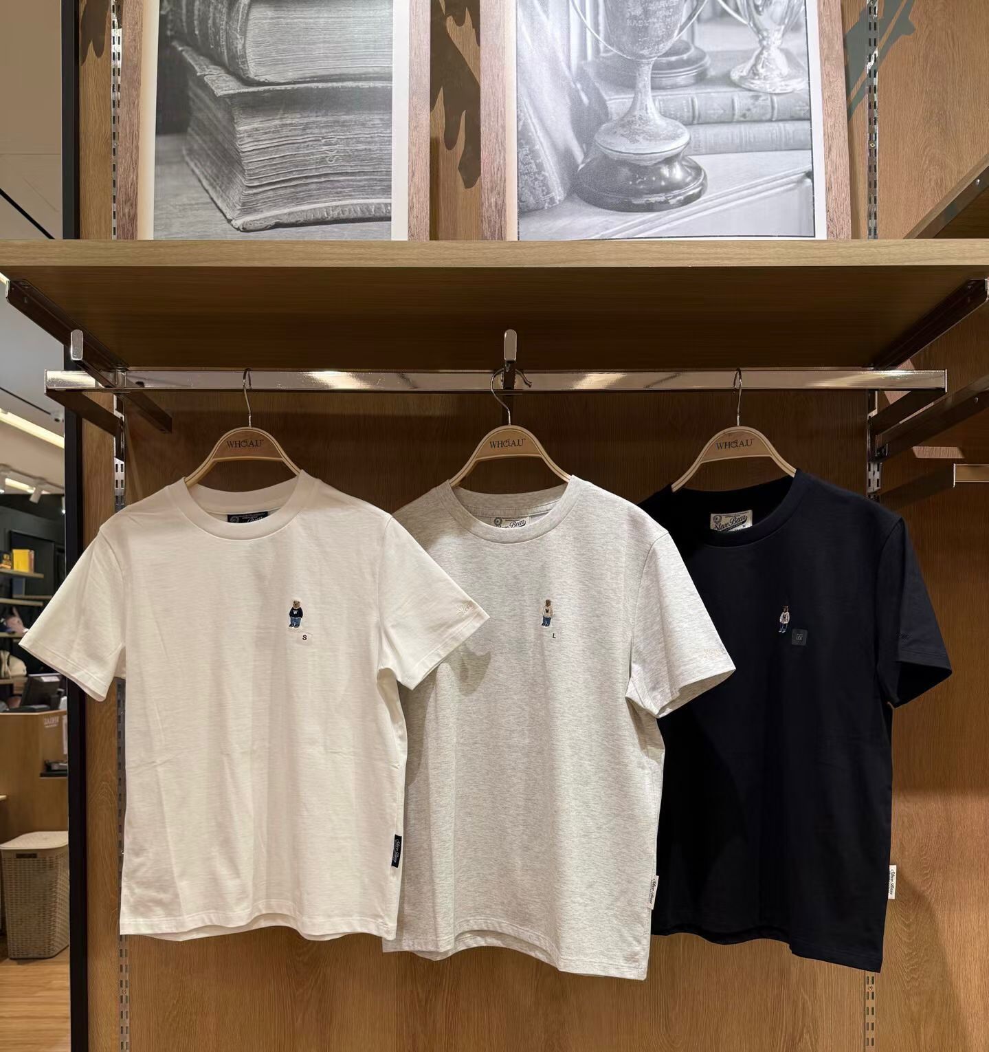 2026年1月15日截🌸Who.A.U最平靚正推介😂 最新上市折扣優惠 刺繡小熊🐻簡約打底/Tee | 預訂約3-4星期