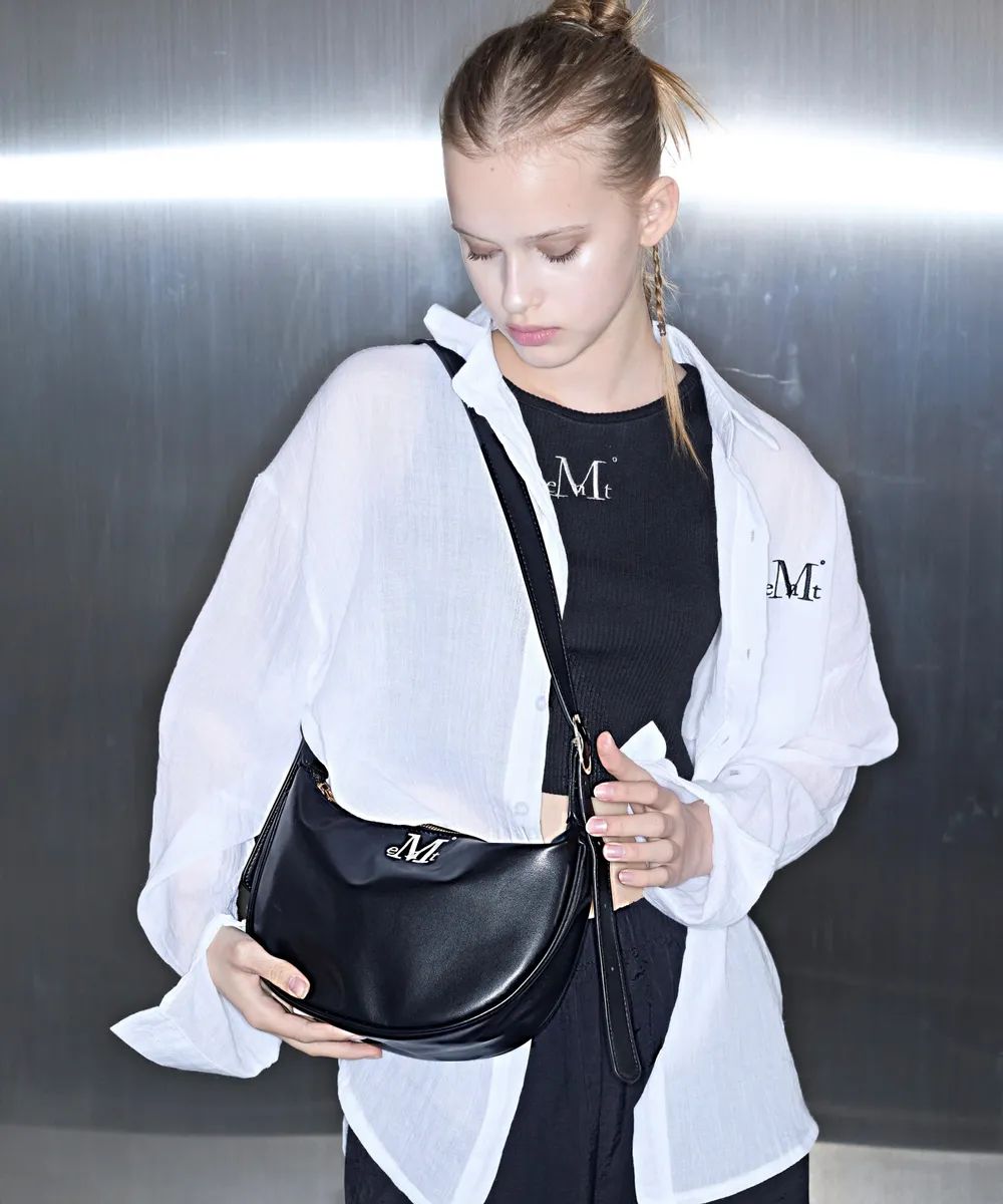 2026年1月20日截🌸新年買新包系列😂🇰🇷爆單品牌MUCENT Big Sale🈹🈹🈹🈹🈹銷售榜熱賣貨品👍🏻男女通用迷你真皮單肩包 最多人鍾意嘅小包size MERLIN COMPACT LEATHER SHOULDER BAG | 預訂約3-4星期