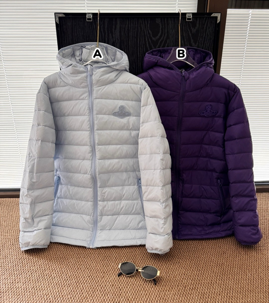 【24小時網站自助下單】2026-01-14截🌸Vivienne Westwood 土星刺繡連帽排骨羽絨服 附贈收納袋 | 預訂約2月尾至3月初