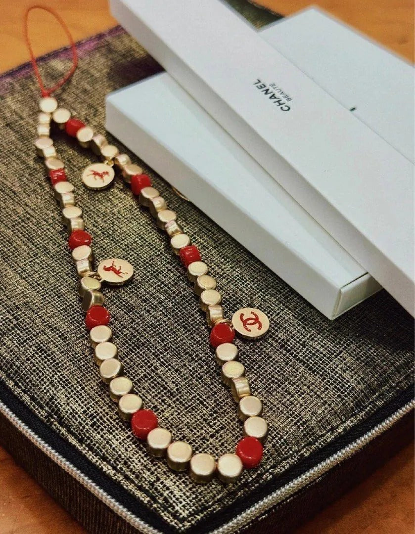 限量🌸💯Chanel Beauty 馬年紅金手機鏈手機繩吊飾 連專櫃紙袋 100%正品 | 預訂約5-6星期