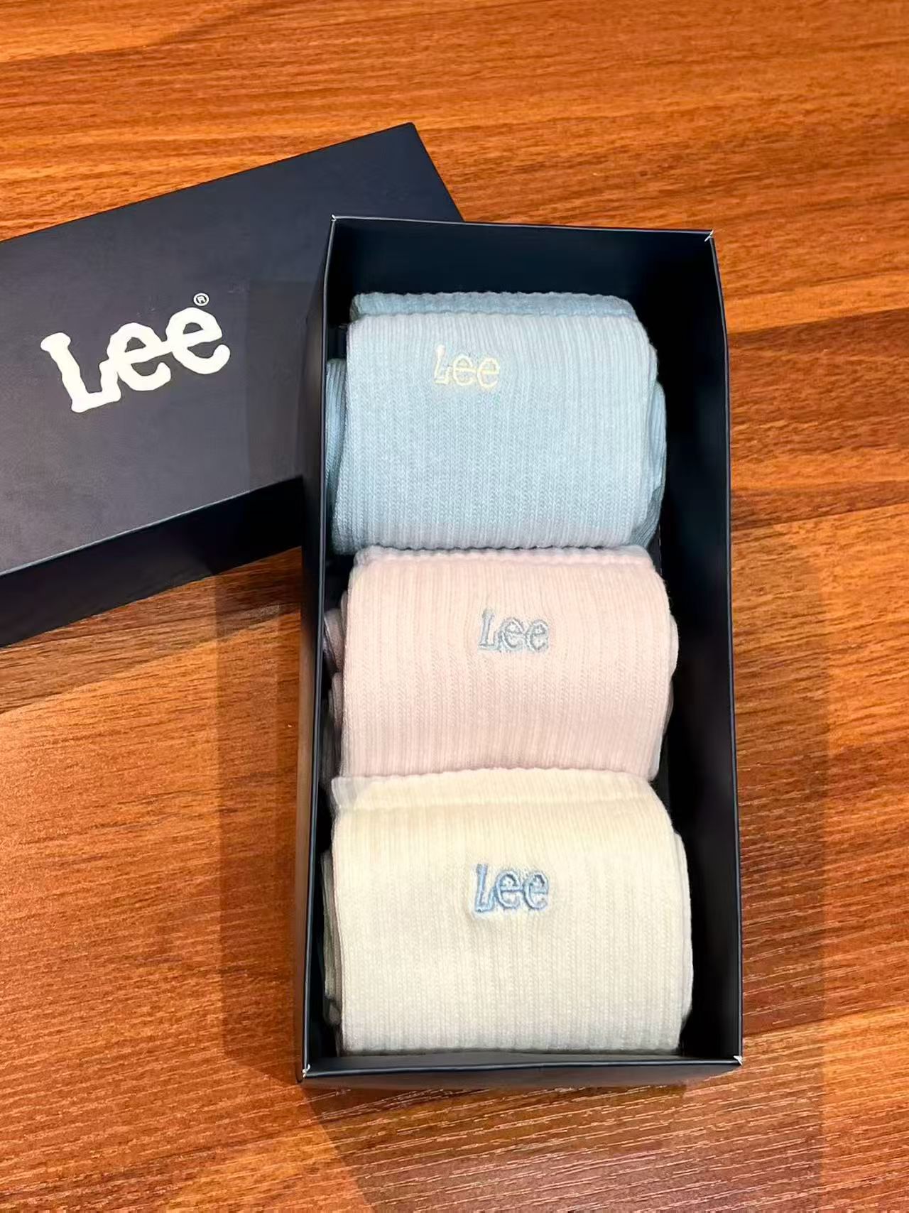 2026年1月28日截🌸💛新年買新衫系列💛LEE 簡約女裝筒襪套裝 🈹折扣優惠 | 預訂約3-4星期 新年前