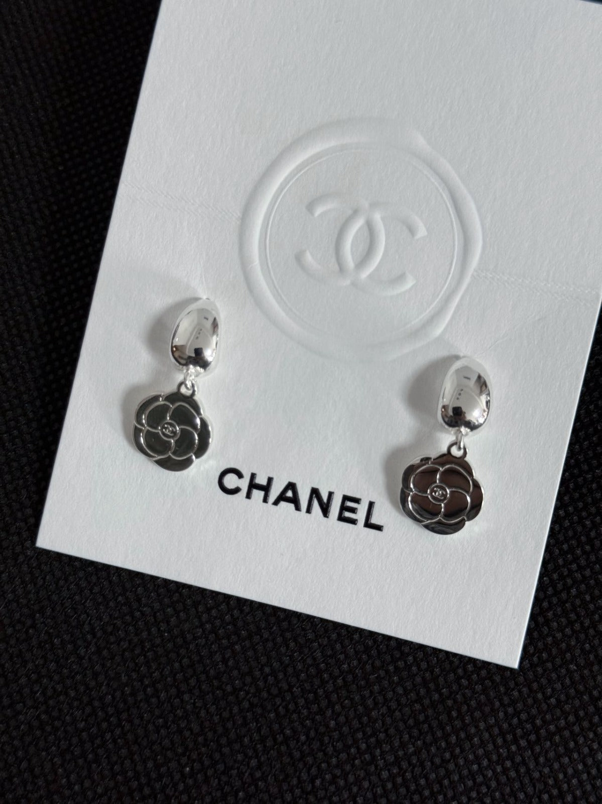 【24小時網站自助下單】🌸💯Chanel 專櫃贈品山茶花掛飾改裝耳環 100%正品改裝 | 預訂約4-6星期