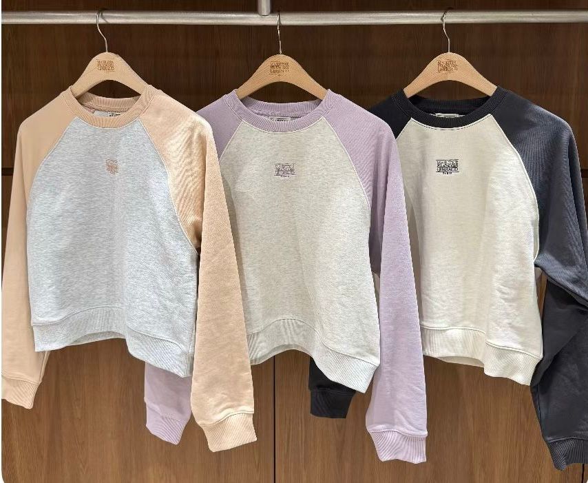 【24小時網站自助下單】2026年2月15日截 🌸💛2026🆕💛最新上市~MARITHE FRANCOIS GIRBAUD W BLOCK CLASSIC LOGO RAGLAN CROP SWEATSHIRT 折扣優惠💕 | 預訂約3-4星期