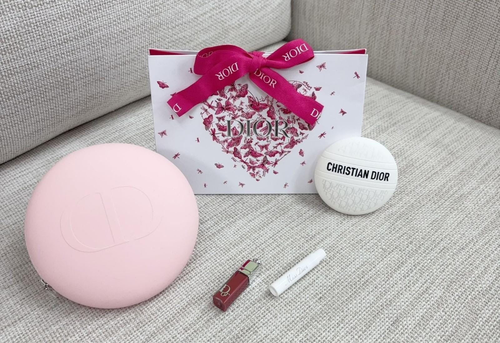 【24小時網站自助下單】供應商現貨🌸白色情人節優惠套裝🔥 數量只有1️⃣5️⃣套🔥DIOR護手霜50ml 送圓形化妝袋套裝 | 預訂 逢星期一，三返倉執貨 其後約3-5個工作天寄出