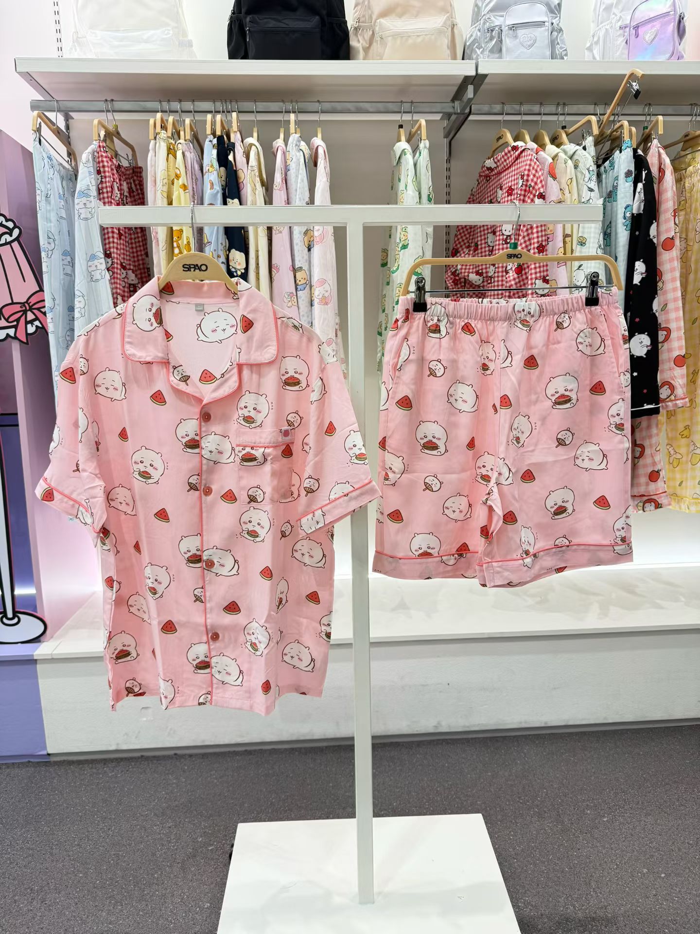 【24小時網站自助下單】2026年3月30日截🌸💛2026年最新上市🆕💛熱賣商品 SPAO x Chiikawa 聯名 短䄂睡衣套裝😍‼️韓國免稅店齊碼現貨‼️ | 預訂約3-4星期(自行備註顏色及尺寸)