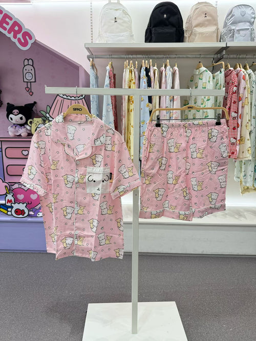 【24小時網站自助下單】售完即止🌸💛2026年最新上市🆕💛熱賣商品 SPAO x 抱抱狗 聯名 短䄂睡衣套裝😍‼️韓國免稅店齊碼現貨‼️ | 預訂約3-4星期(自行備註顏色及尺寸) 娉婷貿易公司 Exquisite Beauty Trading Company