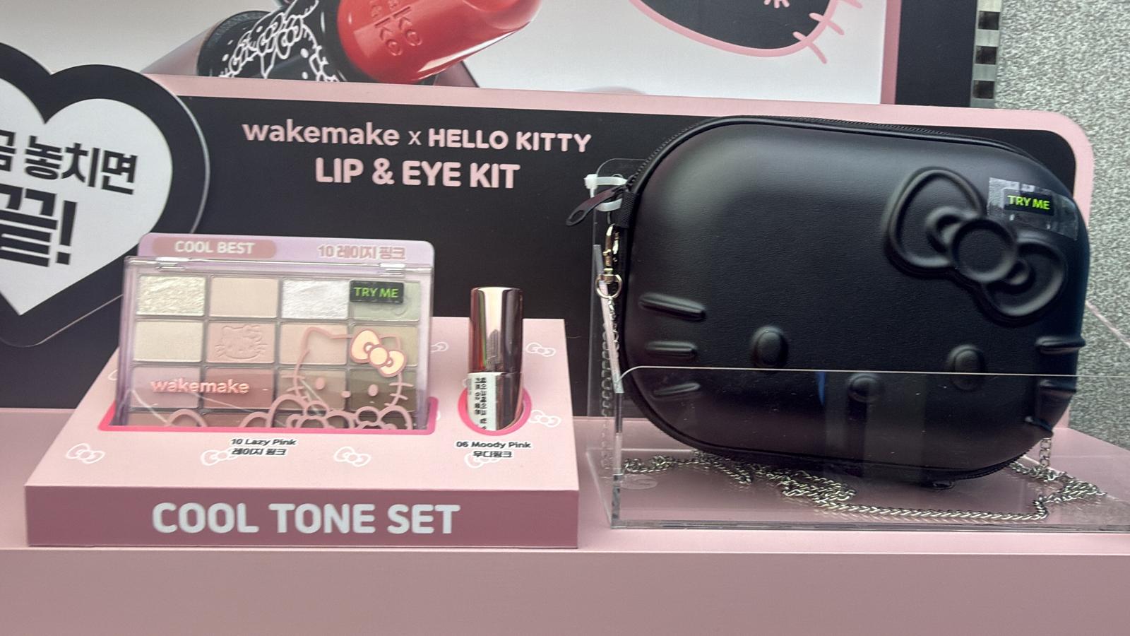 【24小時網站自助下單】2026年4月15日截❤️🇰🇷𝓞𝓵𝓲𝓿𝓮 𝔂𝓸𝓾𝓷𝓰 C位🥇🥇🥇🥇🥇🥇🥇超靚呀😍#10000% 收藏級🇰🇷韓國最新出🆕🇰🇷WAKEMAKE x Hello Kitty 黑色特別版 唇眼套裝（皇牌16色眼影盤+唇膏）2色 +Hello Kitty 限量斜孭袋 | 預訂約3-4星期