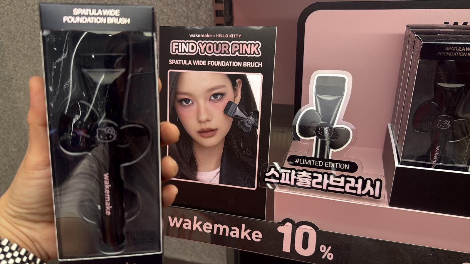 【24小時網站自助下單】2026年4月15日截❤️🇰🇷𝓞𝓵𝓲𝓿𝓮 𝔂𝓸𝓾𝓷𝓰 C位🥇🥇🥇🥇🥇🥇🥇超靚呀😍#10000% 收藏級🇰🇷韓國最新出🆕🇰🇷WAKEMAKE x Hello Kitty 黑色特別版 瞬間縮小毛孔～WakeMake 鏟形寬麵粉底刷 | 預訂約3-4星期