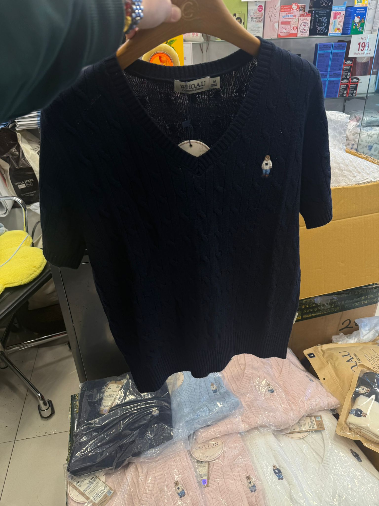 【24小時網站自助下單】售完即止🌸🆕2026年最新上市💛平靚正推介‼️最新款Who.A.U 刺繡小熊針織V領短袖 折扣優惠🈹 | 預訂約3-4星期(自行備註顏色及尺寸)