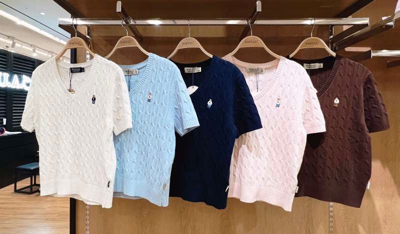 【24小時網站自助下單】售完即止🌸🆕2026年最新上市💛平靚正推介‼️最新款Who.A.U 刺繡小熊針織V領短袖 折扣優惠🈹 | 預訂約3-4星期(自行備註顏色及尺寸)