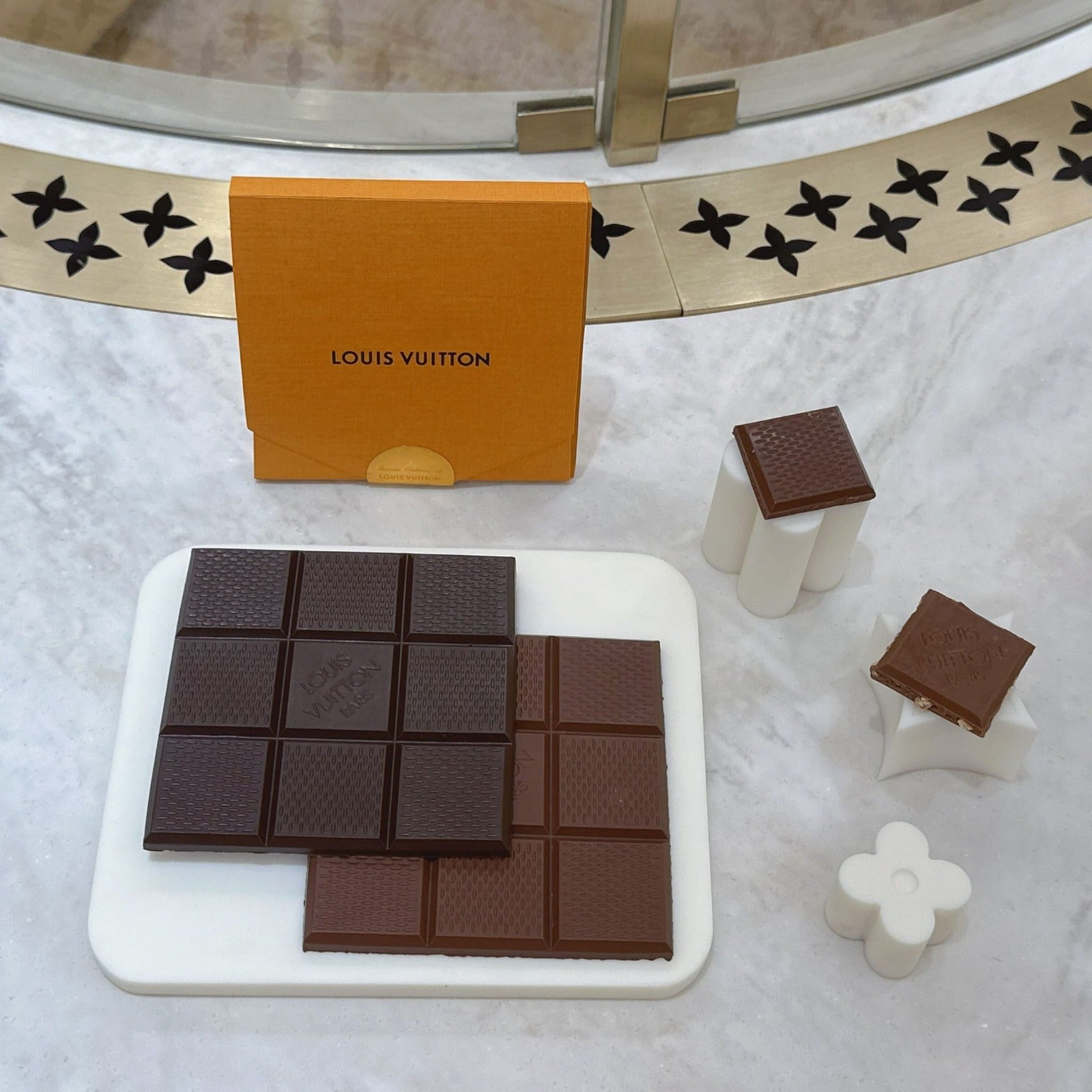 【24小時網站自助下單】售完即止🌸韓國LV cafe代購 LV Tablettes Damier Checkered Chocolate | 預訂約2026年6月尾至7月初 娉婷貿易公司 Exquisite Beauty Trading Company