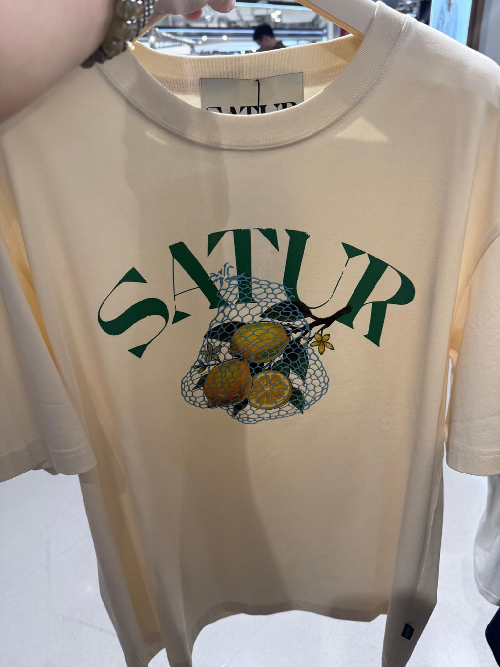 【24小時網站自助下單】2026年6月15日截 🌸好多人鐘意超受歡迎🩷SATUR 講真嘅真系超級靚料～同Parda Tee 系一樣料絲光棉/竹節全棉呀😍買過試過1件98%會encore呀🤣SATUR 免稅店折扣優惠🩷🆕2026年最新上市 爆款 Tee 男女同款 折扣優惠🈹 | 預訂約3-4星期(whatsapp send圖訂貨) 娉婷貿易公司 Exquisite Beauty Trading Company